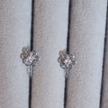 Silberne Blume mit Glitzerstein