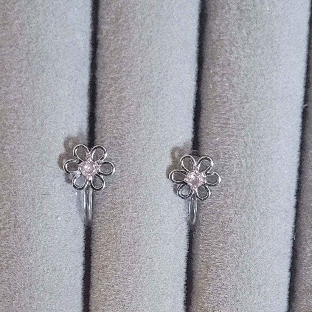 Silberne Blume mit Glitzerstein